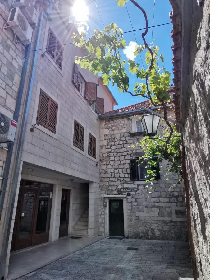 Apartman R.R. Omis Luaran gambar
